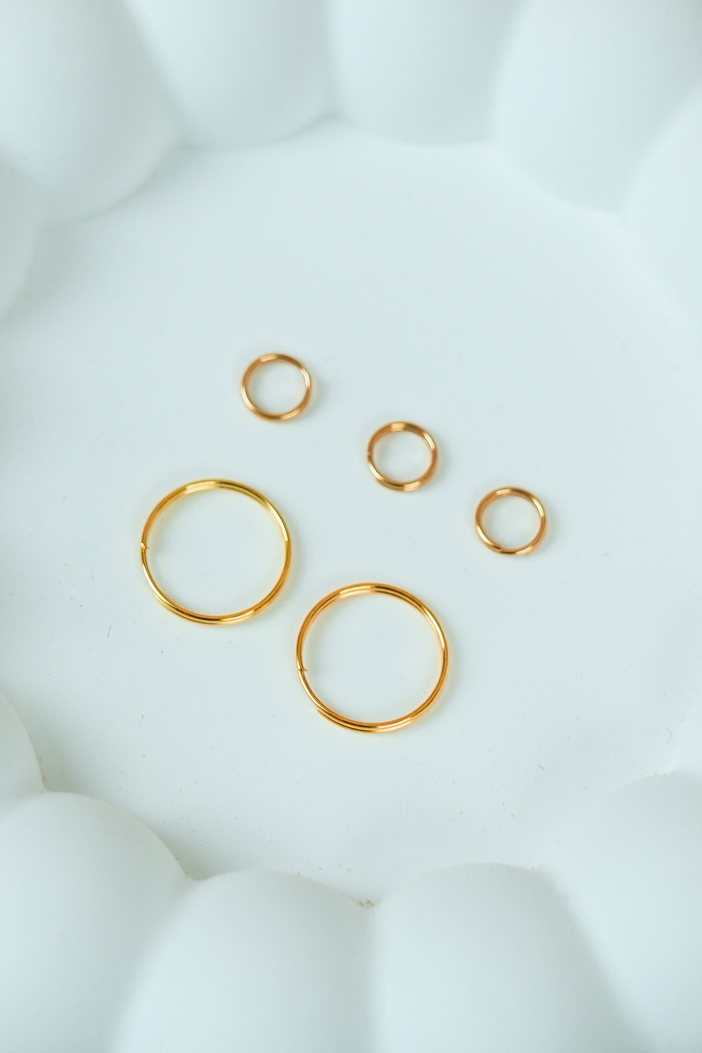 The small and medium rings gold (set of 5)