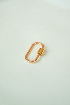 The carabiner ring with lock system (gold)