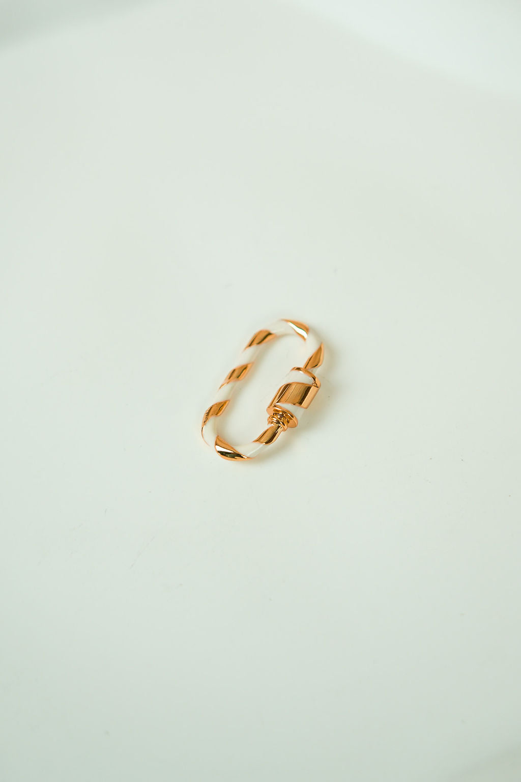 The carabiner ring with lock system (white and gold)