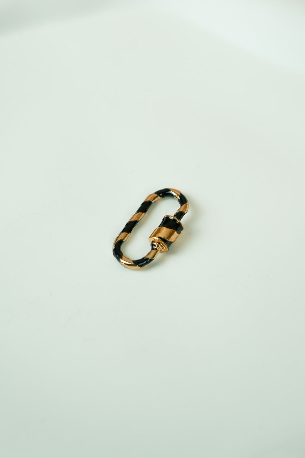 The carabiner ring with lock system (black and gold)