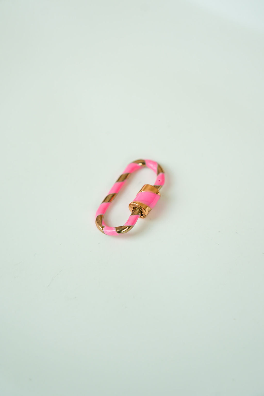 The carabiner ring with lock system (pink and gold)