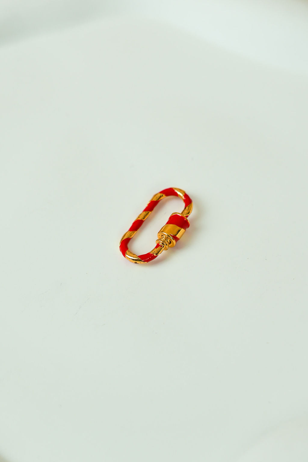 The carabiner ring with lock system (red and gold)