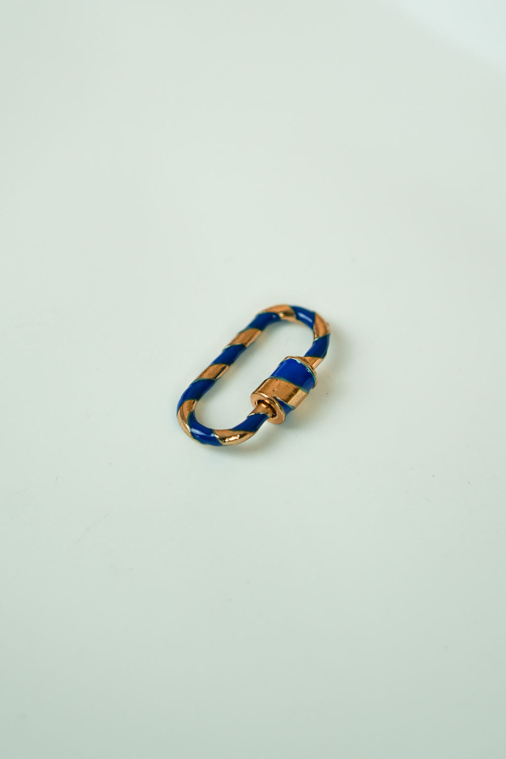 The carabiner ring with lock system (dark blue and gold)