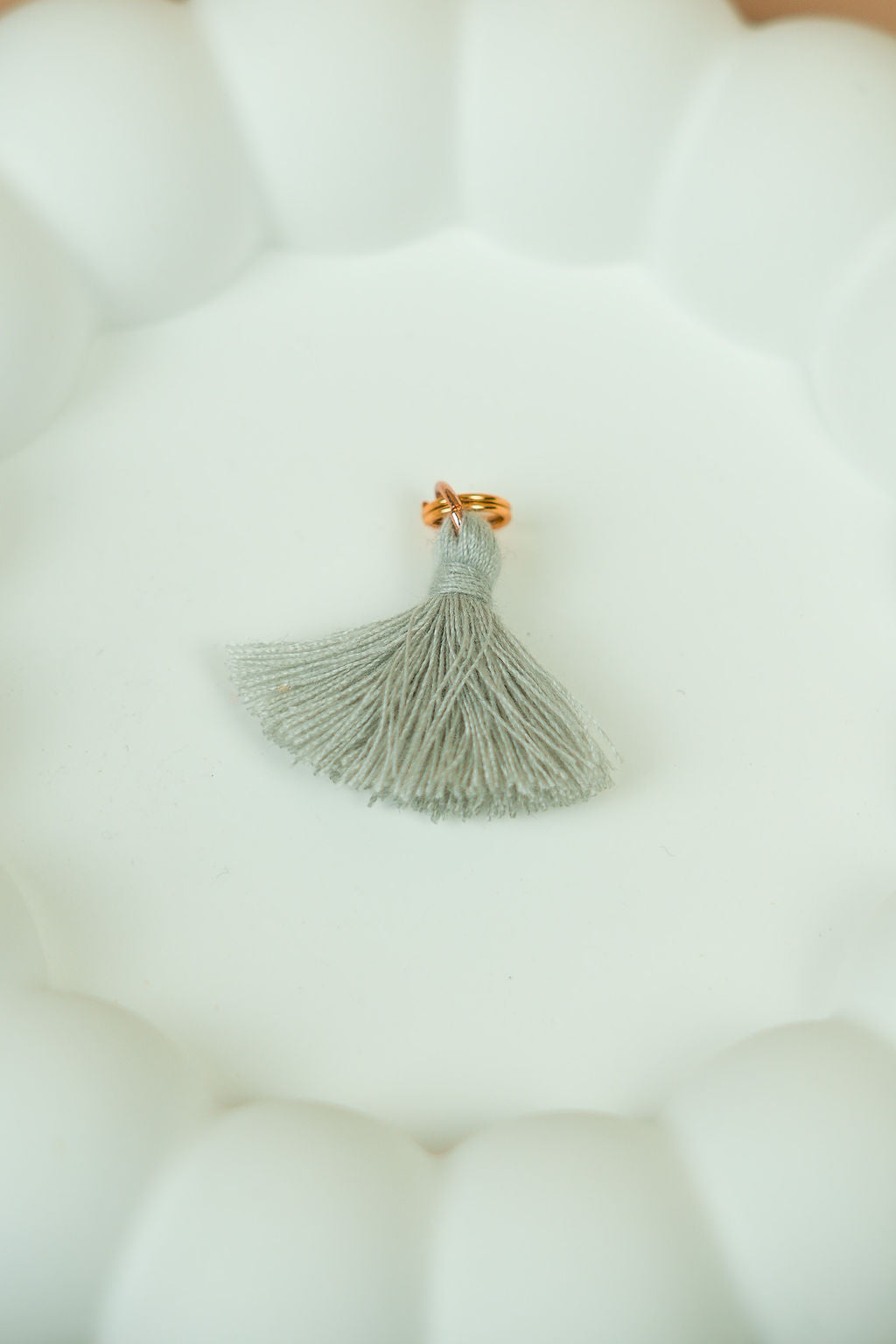 Grey tassel (gold)