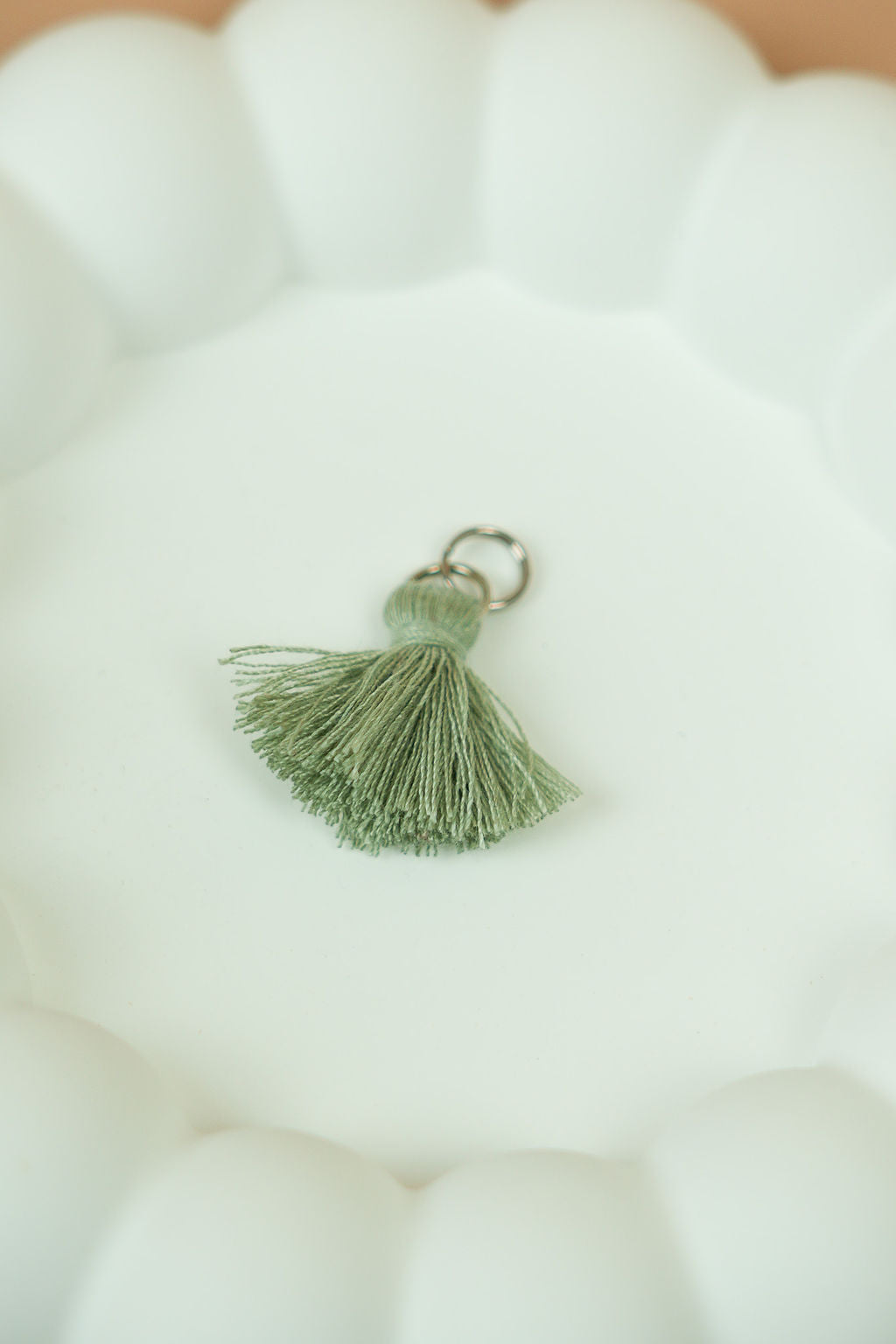 Grey tassel (silver)